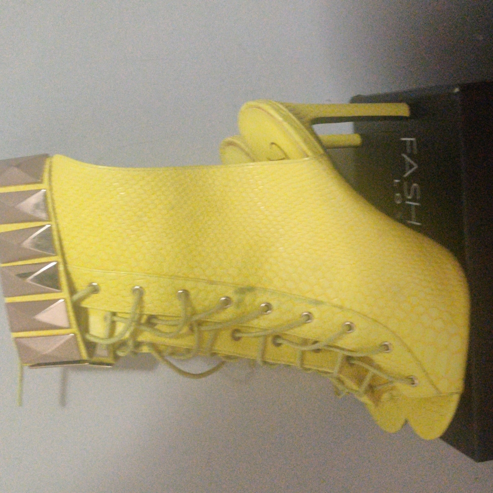 Privileged shoes size 10
